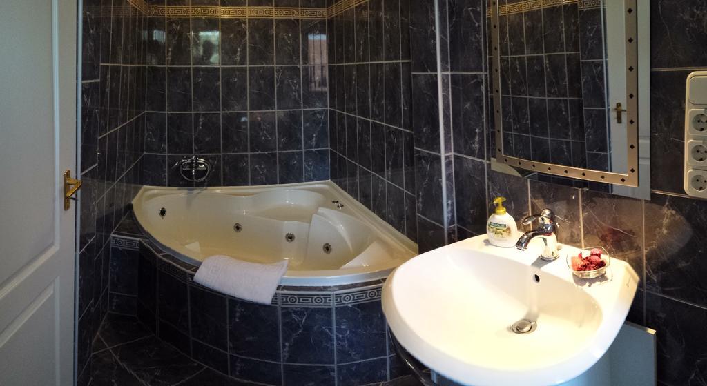 Szabo Vendeghaz Hotell Villány Exteriör bild